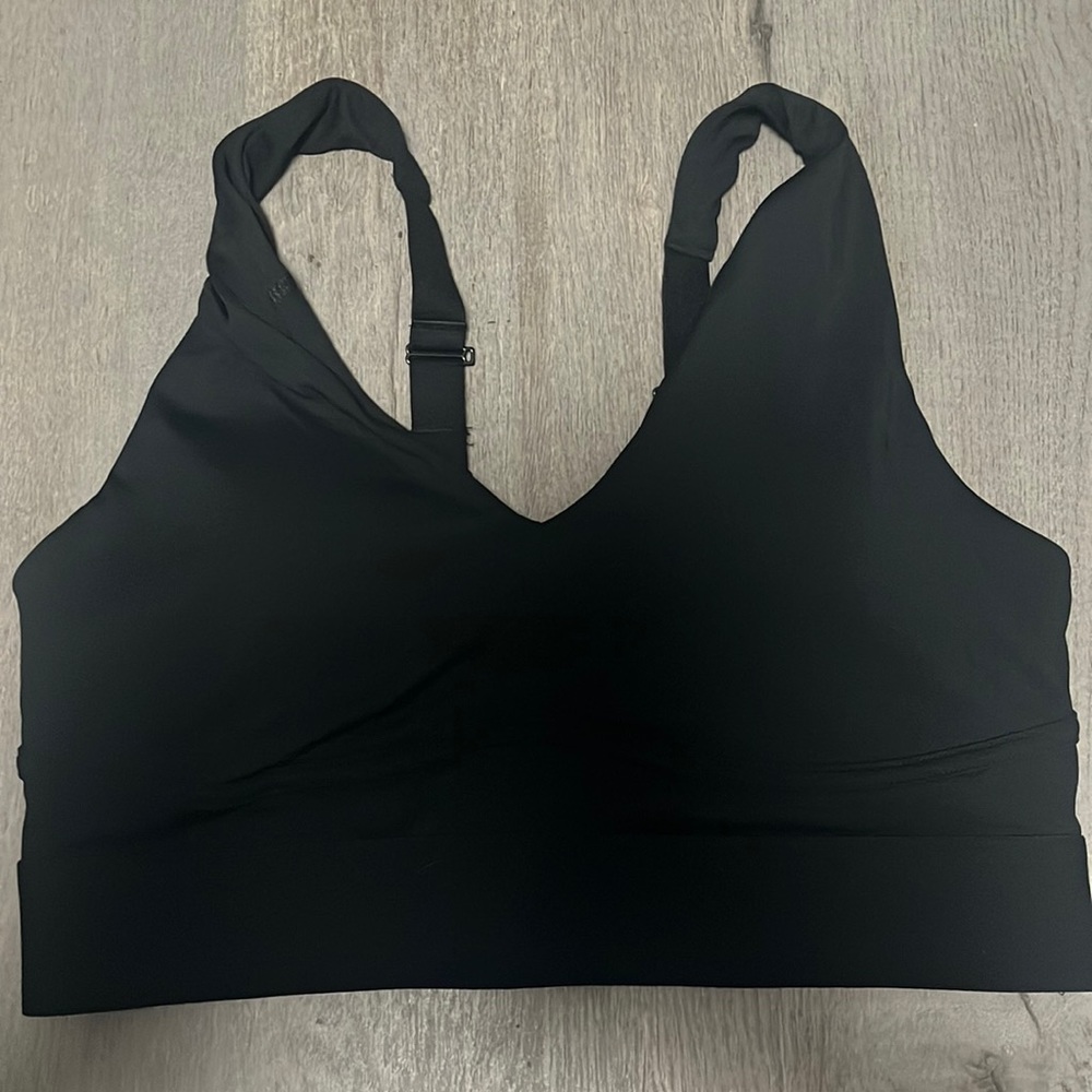 Women’s Fabletics medium support sports bra with adjustable straps.